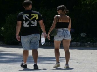 Σαραντάρια και ασφυκτική ζέστη στη χώρα με τον καύσωνα να χτυπά «κόκκινο» – Δείτε το βίντεο