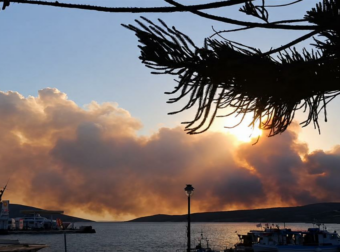 Κρίσιμες ώρες στη Σκύρο: Ολονύχτια μάχη με τις φλόγες, συνεχίζεται η κατάσβεση – Πλημμύρες και εγκλωβισμοί στη Μάνη