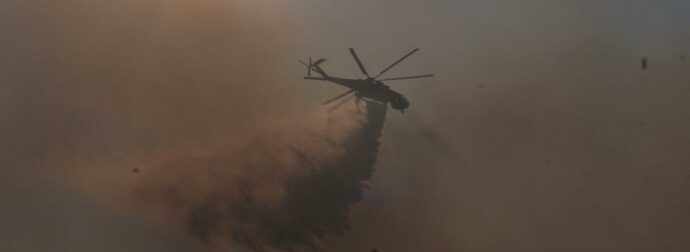 Φωτιά στη Σκύρο: Μάχη σε δύο μέτωπα – Ενισχύθηκαν οι επίγειες και εναέριες δυνάμεις