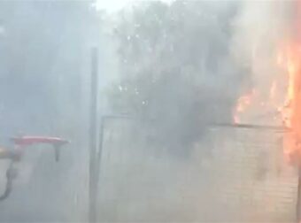 Συγκλονιστική εικόνα: Πυροσβέστης ορμάει μόνος στις φλόγες όταν νέα αναζωπύρωση ξέσπασε σε ζωντανή σύνδεση μπροστά κάμερα του MEGA