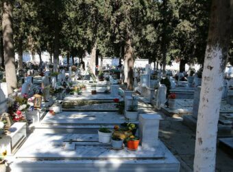 Σκηνές έντασης σε κοιμητήριο της Λαμίας: Μητέρα φώναζε ότι έκλεψαν τη σορό του παιδιού της από τον τάφο