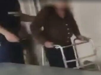 Φωτιά στον Κουβαρά: Αστυνομικοί έσωσαν ηλικιωμένη μέσα από σπίτι που είχε περικυκλωθεί από καπνούς