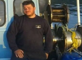 Ήρωας μέσα στις φλόγες: ΑΥΤΟΣ είναι ο ψαράς που μπήκε με τη βάρκα του και έσωσε 30 ανθρώπους (video)