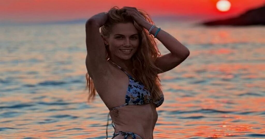 Ντορέττα Παπαδημητρίου και Γιώργος Γεροντιδάκης αγναντεύουν το ηλιοβασίλεμα στη Τζια