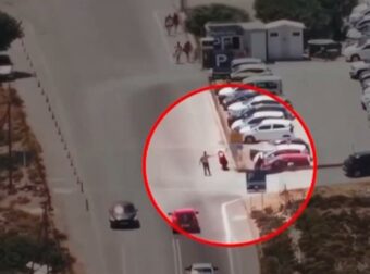 Βίντεο ντοκουμέντο: Παρκαδόρος συνελήφθη για έβδομη φορά – Τον «τσάκωσαν» αστυνομικοί που προσποιήθηκαν τους τουρίστες (video)