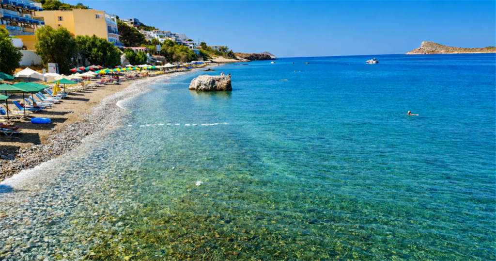 Ξέχασε τις ξαπλώστρες των 50 ευρώ: Το νησί του Σεπτεμβρίου που δεν αδειάζει το πορτοφόλι σου, έχει ζεστά νερά και υπέροχο φαγητό