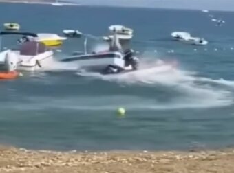 Πανικός στη Νάξο: Ταχύπλοο εκτός ελέγχου «καβάλησε» δύο σκάφη δίπλα σε λουόμενους – Βίντεο από τη στιγμή της πρόσκρουσης