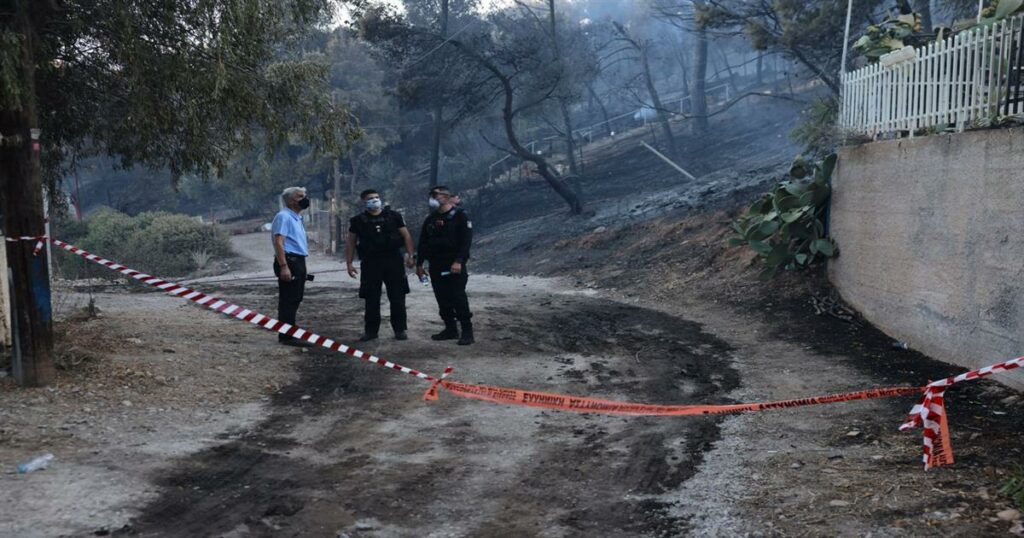 Εξετάζουν και το ενδεχόμενο εμπρησμού με δόλο για τη μεγάλη, φονική φωτιά στη Σαλαμίνα