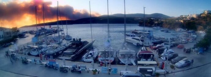Ανεξέλεγκτη η φωτιά στη Σκύρο: Ενισχύθηκαν οι δυνάμεις, επιχειρούν 11 αεροσκάφη και 5 ελικόπτερα – Εκκενώθηκαν δύο οικισμοί