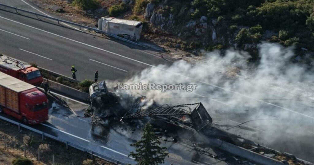 Τραγωδία στην Εθνική Οδό σε σφοδρό τροχαίο – Οδηγός πέρασε το στηθαίο, βγήκε στο αντίθετο ρεύμα και συγκρούστηκε με φορτηγό (video)