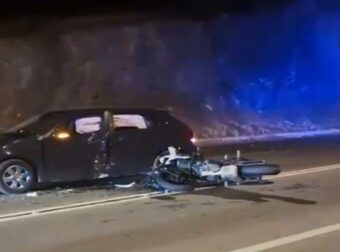 Σοβαρό τροχαίο στο Λαγονήσι: Μηχανή της ομάδας ΔΙΑΣ συγκρούστηκε με αυτοκίνητο που  έκανε αναστροφή – Δύο αστυνομικοί τραυματίες, δείτε βίντεο