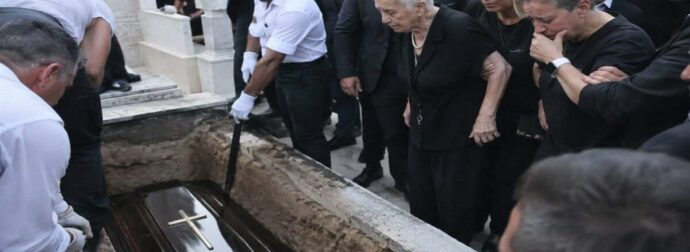 Κηδεία Μαζωνάκη: Μπήκαμε μέσα στο νεκροταφείο – Δείτε σε βίντεο ό,τι συμβαίνει τώρα! Του άνοιξαν το φέρετρο πριν τον βάλουν στο χώμα;