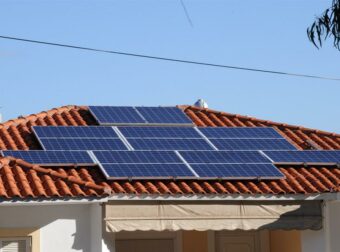 Νέο τοπίο στην αυτοπαραγωγή ρεύματος: Ευκολότερα τα «φωτοβολταϊκά μπαλκονιού» – Όλες οι νέες ρυθμίσεις
