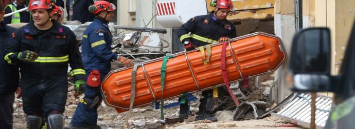 Τραγικός επίλογος από την κατάρρευση κτιρίου στην Πλάκα: Εντοπίστηκαν συνολικά έξι οι νεκροί – Πυροσβεστική: Καμία οσμή αερίου
