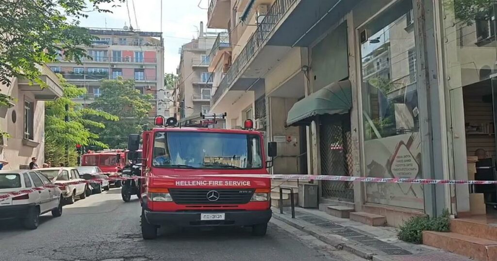 Κλειστή η συμβολή της Βραΐλα με την Αλεξάνδρας λόγω φωτιάς σε διαμέρισμα