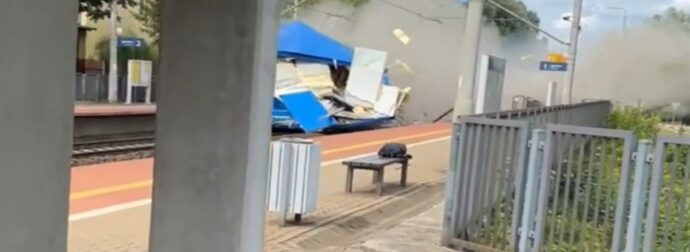 Σοκ στην Πολωνία: Τρένο τσακίζει φορτηγό στις ράγες – «Έπεσε πρόωρα η μπάρα», λένε αυτόπτες μάρτυρες – Δείτε το βίντεο