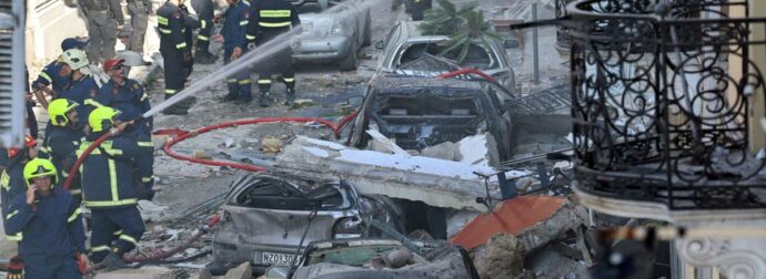 Τον γύρο του κόσμου κάνει η είδηση της έκρηξης στην Αθήνα με τους 6 αγνοούμενους – Βομβαρδισμένο τοπίο η Λυσικράτους – Κορυφώνεται η αγωνία για τους 6 αγνοούμενους, βρέθηκε η τσάντα της 36χρονης