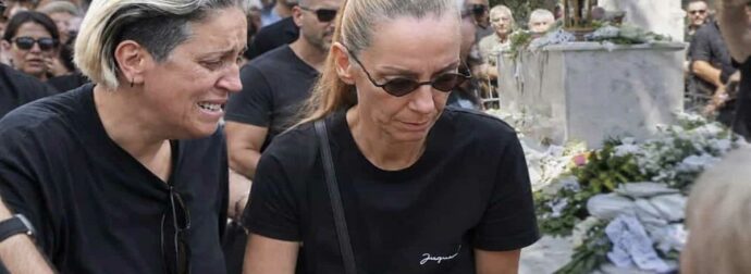 Όσα δεν έδειξαν οι κάμερες στην Κηδεία Μαζωνάκη: Οργή λαού στις αδερφές του – «Φύγετε δεν είστε άξιες» – Ο τάφος που έσπασε και ο τσαμπουκάς