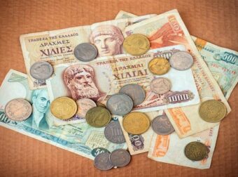 Έχεις παλιές δpαχμές ξεχασμένες στο συρτάρι; Πόσο πωλούνται σήμερα – Το κέρμα που έχουν τα περισσότερα ελληνικά σπίτια και πωλείται… χρυσάφι
