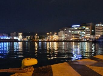ΕΚΤΑΚΤΟ: Αυτοκίνητο έπεσε στο λιμάνι – Ένας νεκρός και δύο εγκλωβισμένοι – Απεγνωσμένες προσπάθειες να τους βγάλουν έξω