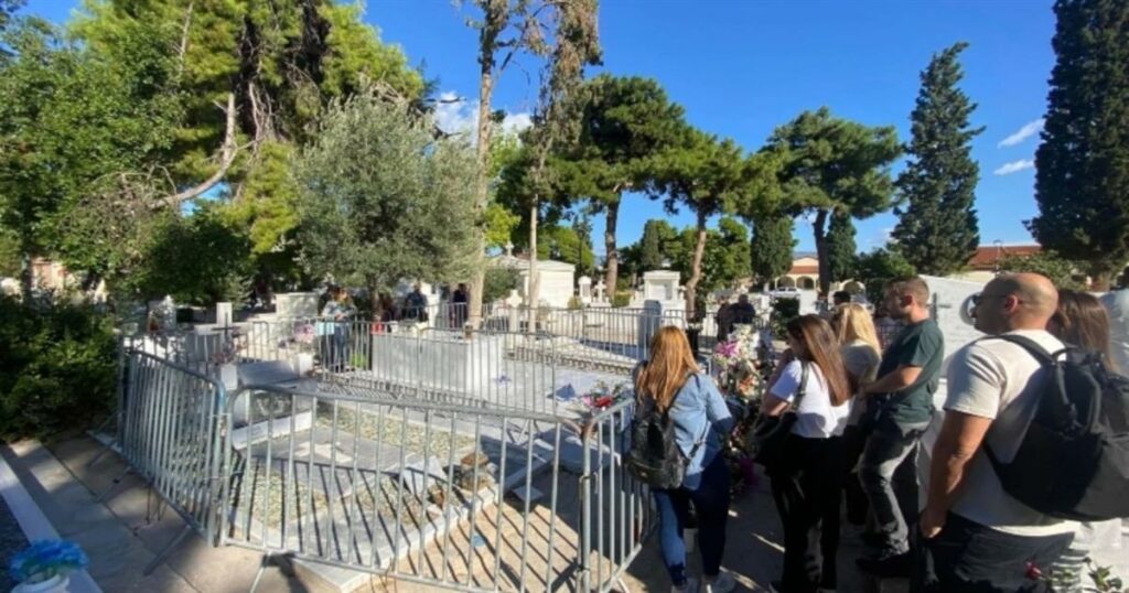 Γιώργος Μαζωνάκης: 25 μέρες μετά, ο κόσμος θρηνεί στο Γ΄ Νεκροταφείο (video)
