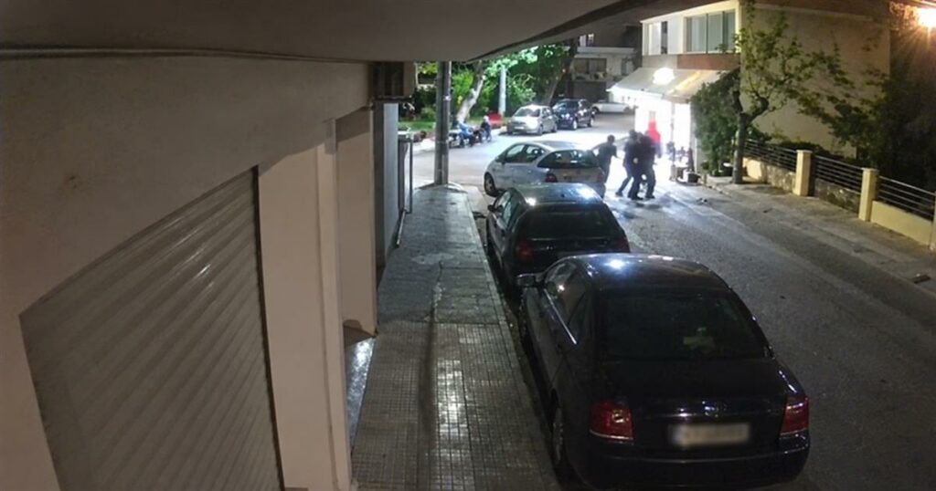 Γίνεται περίεργη η υπόθεση: Άγριος καβγάς του γιατρού με την πρώην σύζυγο – Η στιγμή που την «τσακώνει» έξω από το σπίτι (video)