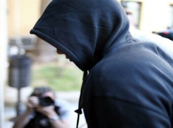 Χαμογελούσε μπροστά στις κάμερες ο 31χρονος που κατηγορείται ότι πέταξε τη γυναίκα του και το μωρό τους από το μπαλκόνι (video)
