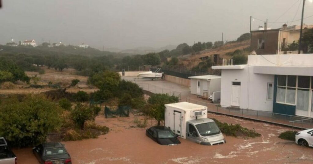 Σφυροκόπημα της κακοκαιρίας: Πλημμύρισαν σπίτια, αυτοκίνητα θάφτηκαν στα λασπόνερα – Ήχησε το 112 (Φωτογραφίες και Βίντεο)